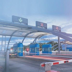 高速入口前端建設貨運車輛不停車超限檢測系統，實現對收費站入口前端關鍵路段通行貨運車輛的不停車高速動態稱重檢測、車輛輪廓檢測、監控抓拍、視頻監控，有效保護道路及人民生命財產安全。前端系統在車輛通行時，實現無干擾、不停車快速檢測， 自動識別車輛輪廓信息、軸數、總重、車速、車牌號碼、車頭高清圖片、車輛側面圖片、車尾高清圖片等信息，并通過數據處理軟件，實現高速稱重數據與車牌識別數據的精準匹配